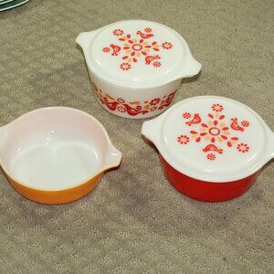 Pyrex Vintage Friendship 471 / 472 / 473  Casserole w 2 White Patterned Lids